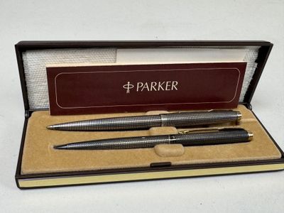 Stylo plume et stylo roller Parker dans un coffret