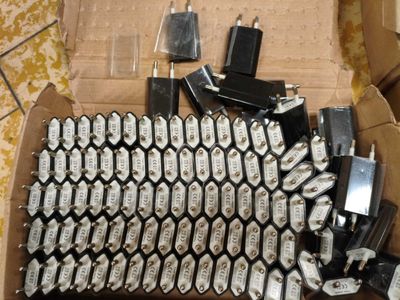 une boîte remplie de piles posée par terre