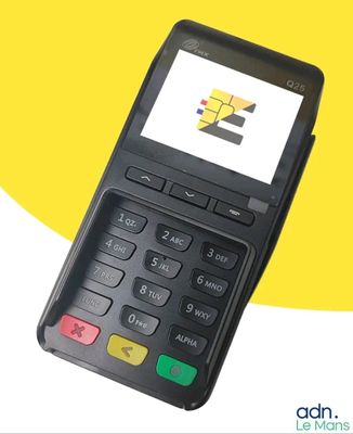 un terminal de paiement par carte de crédit posé sur un fond jaune