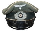une casquette militaire ornée d'un aigle