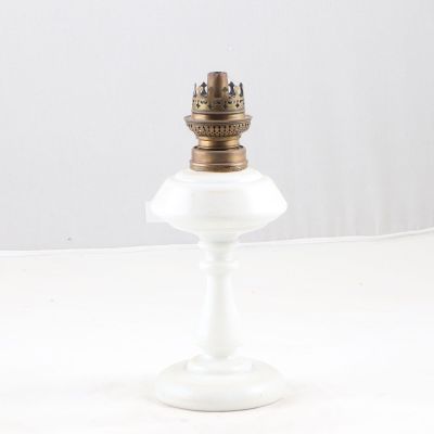 Lampe à pétrole en opaline blanche