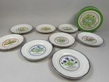 plusieurs assiettes à motifs différents sur une table