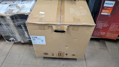 une boîte en carton posée au sommet d'une pile d'autres boîtes
