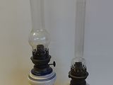 deux lampes à huile à l'ancienne posées sur une table