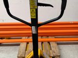 un gros plan d'un chariot élévateur portant le numéro 22