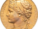 Gros plan sur une pièce d'or ornée d'une tête de femme