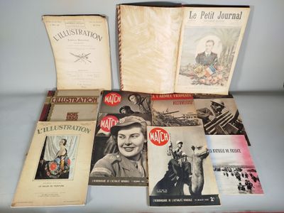 plusieurs livres exposés sur une table dans une pièce