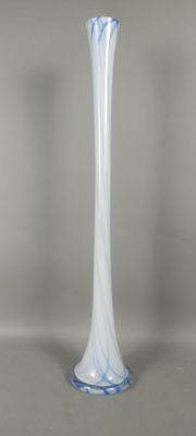 un vase bleu et blanc posé sur une table