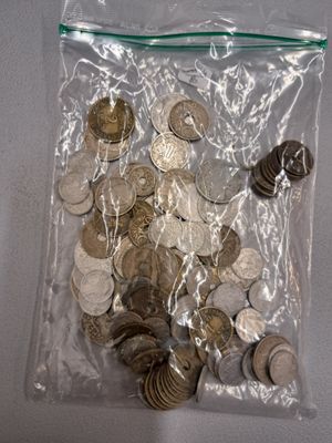 un sac rempli de pièces de monnaie posé sur une table