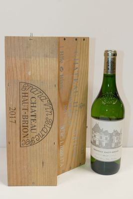 une bouteille de vin posée à côté d'une caisse en bois