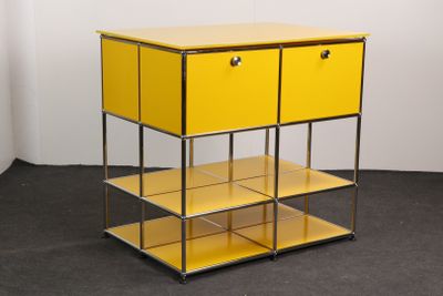une étagère jaune surmontée de deux tiroirs