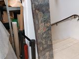 des toilettes situées dans une salle de bains équipée d'une main courante métallique