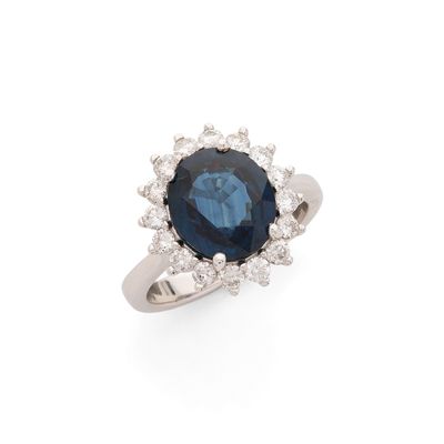 une bague en saphir et diamant