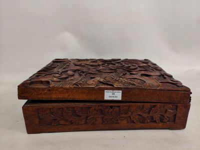 Coffret en bois naturel richement sculpté de dragons.