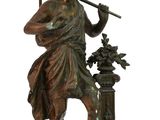 statue en bronze représentant un homme tenant un bâton et un pot de fleurs
