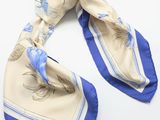 foulard en soie bleu et crème à motifs floraux