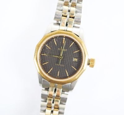 une image d'un gros plan d'une montre-bracelet sur une surface blanche