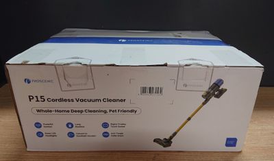 la boîte de l'aspirateur sans fil est ouverte sur la table