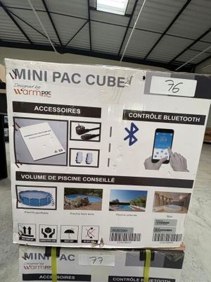 une boîte en carton contenant un certain nombre d'objets