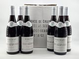 trois bouteilles de vin sont posées devant un sac blanc