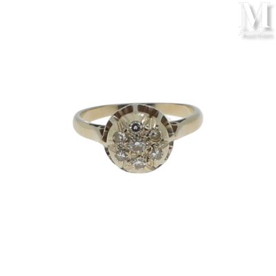 gros plan d'une bague en diamant sur fond blanc