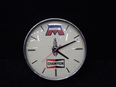 une horloge sur laquelle est inscrit le mot « champion »