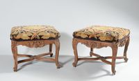 Paire de larges tabourets en hêtre richement sculpté de larg…