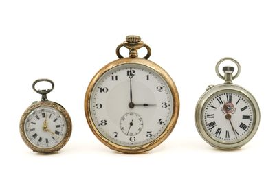 trois montres de poche différentes posées côte à côte sur une surface blanche