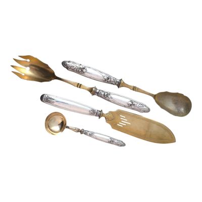 Quatre PIECES DE SERVICE, les manches en argent fourré, troi…