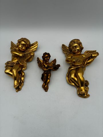 Trois petits anges dorés modernes