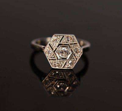 an art deco diamond ring with a central diamond in the center