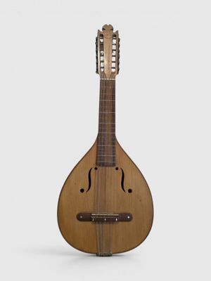 un gros plan d'une mandoline sur fond blanc