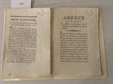 un livre dont une page est ouverte, posé sur une table