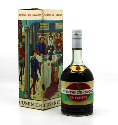 une bouteille de Cusinner Cusinner à côté d'une boîte