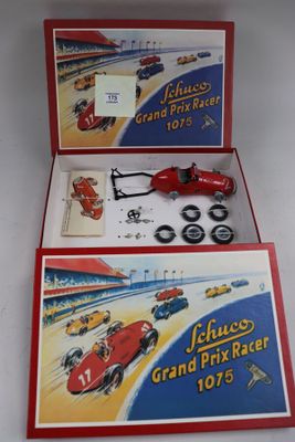 une boîte ouverte sur laquelle figure l'image d'une voiture de course rouge