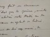 un gros plan d'un morceau de papier sur lequel on a écrit