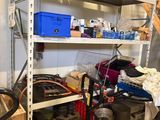 une pièce encombrée, avec des outils sur les étagères