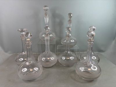 plusieurs vases en verre transparent posés les uns à côté des autres sur une table