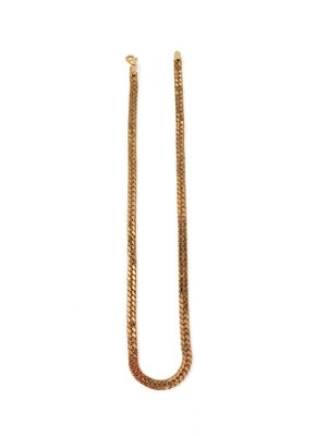 gros plan d'un collier en chaîne en or sur fond blanc