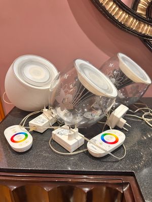 une table sur laquelle sont posés des appareils électroniques