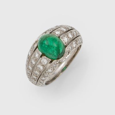 une bague en émeraude et diamant
