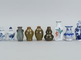 un grand nombre de vases posés sur une table