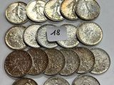 un gros plan sur une pile de pièces de monnaie sur laquelle est posée une étiquette de prix