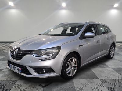 une voiture argentée garée sur le sol en damier d'un garage