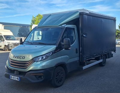 une photo d'un camion garé sur un parking