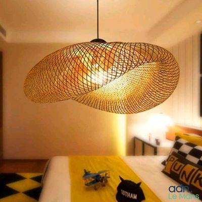 une chambre avec un lit et une lampe suspendue au plafond
