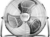 un gros plan d'un ventilateur métallique posé sur un pied, sur fond blanc