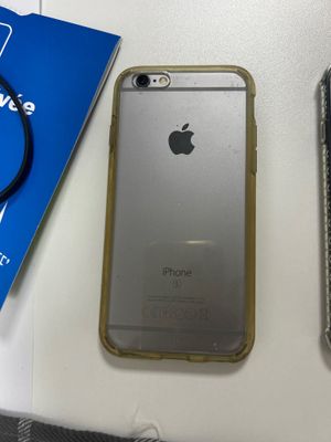 deux téléphones portables posés l'un à côté de l'autre sur une table