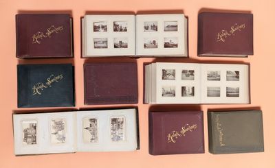 un grand nombre de livres posés sur une table