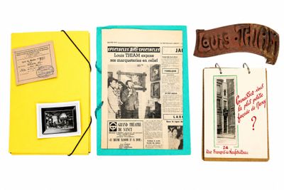 de nombreux objets exposés sur la table